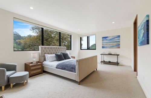 Eastern Malibu House | Modern masterpiece with hot tub, rooftop terrace & ocean views - dog-friendly