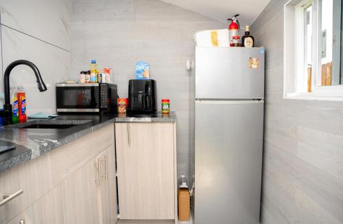 North Lauderdale House | Modern Private Studio w-Kitchen-Near Beach N-Dining Major international sporting event Ready