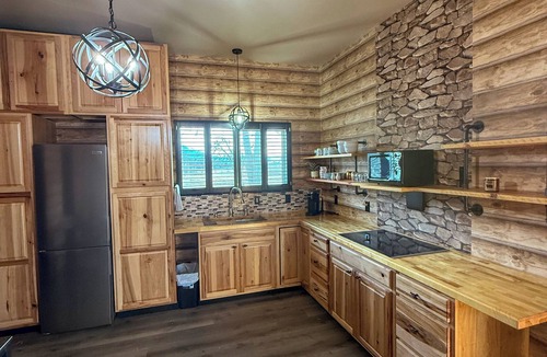 Ronan Cabin | Modern Rustic Studio Guesthouse in Montana