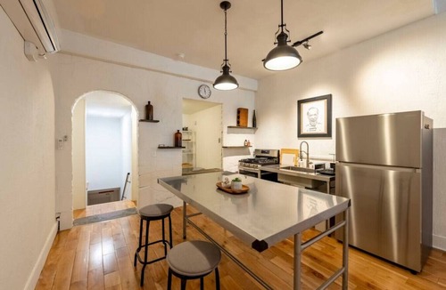 Geneva House | Modern Studio APT in The Heart of Downtown Geneva