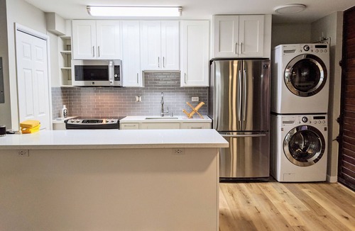 Makiki Apartment | Modern Studio - Comforts at Camelot