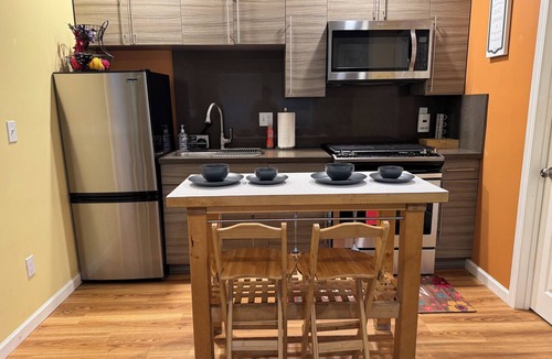 Squire Park Apartment | Modern Studio Prime Location Free Onsite Parking