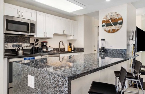 Waikiki Condo | Monthly Discovery Bay 3717 Mountain/City Views 2 Bd 1Ba 2 Queen Beds