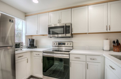 North Bend House | Moon River Suites 4 - on River, Private Hot Tub, Downtown NO FLOOD IMPACTS