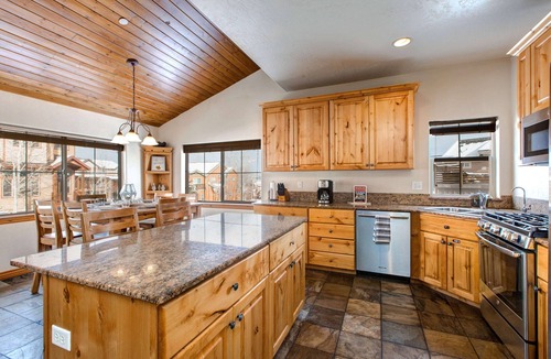 Bear Hollow Village House | Moose Mgmt at Bear Hollow 5478: Pvt HotTub-Garage-Dogs Welcome-On Free Bus Route