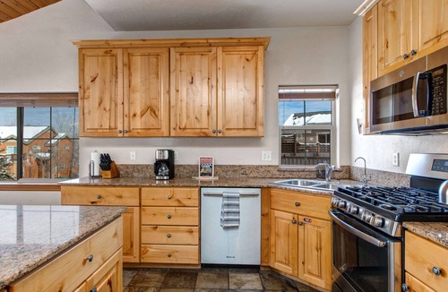 Bear Hollow Village House | Moose Mgmt at Bear Hollow 5478: Pvt HotTub-Garage-Dogs Welcome-On Free Bus Route