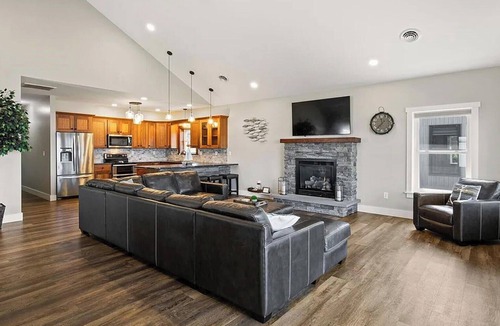 Lodi House | Mott's Lakefront Landing: Dog-Friendly Lakefront Escape on Seneca Lake!