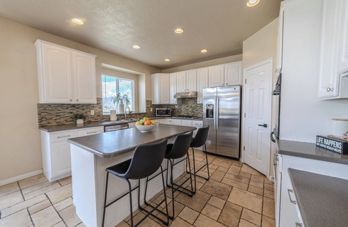 Heber House | Mountain Home- Sleeps 16- Hot tub, Views, Pickleball, Family Friendly