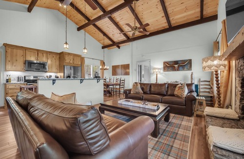 Beech Mountain Ski Chalet | Mountain View! Hot Tub! King Beds! Club Access! Pet friendly