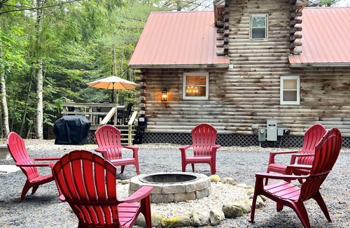 North Creek Cabin | Nature Lodge w/Large Hot Tub, Firepit, Fireplace,5mns to Gore Mountain!