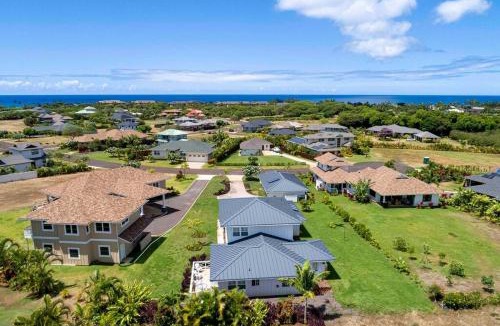 Poipu House | NEW - 7BD Farmhouse Estate - AC Pool Slide Gym Pickleball