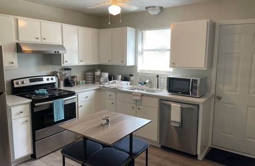 Commerce Apartment | ⚡NEW! King Beds, 86` Roku TV, Firepit & Grill⚡