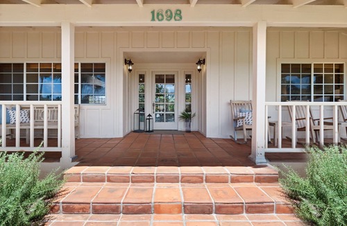 Bayview House | NEW LISTING, Steps to Shipwreck, 3 Bdrm with AC