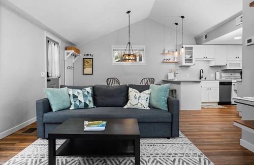 Baldwin House | Newly Renovated Cottage on Wolf Lake