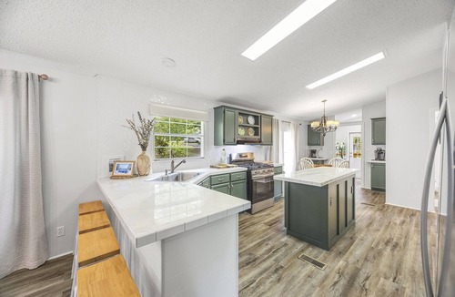 Milledgeville House | Newly Renovated Lakefront Escape ~ Hot Tub, Fire Pit & Private Dock