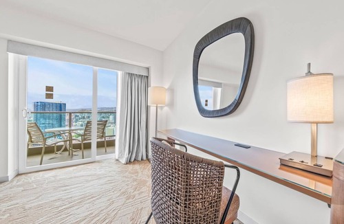 Ala Moana Condo | Newly Renovated Top Floor Balcony MAIN