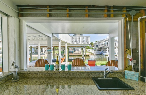 Jamaica Beach House | Newly Renovated Waterfront Home w/Kayaks/Bikes, Ping Pong,4 bedroom, 2 bathroom