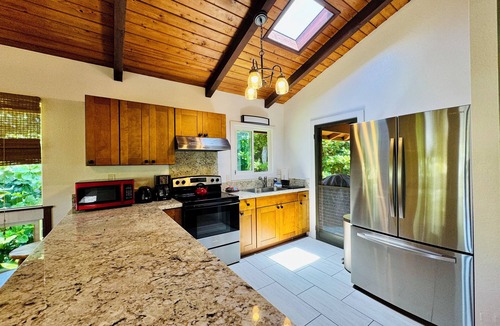 Wainiha House | North Shore Retreat Haena. Walk to beach, restaurant, bar, cafe. Dog Friendly!