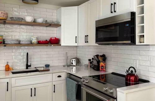 Macon House | “Not the Ritz”, 2 mi Macon DT , very private fenced yard, off street parking!