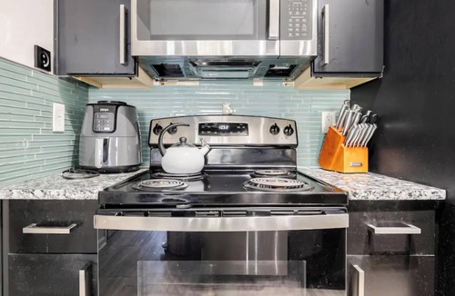 Atlanta Apartment | Nova Pocket! A Stylish Studio Near Everything with Great Amenities!