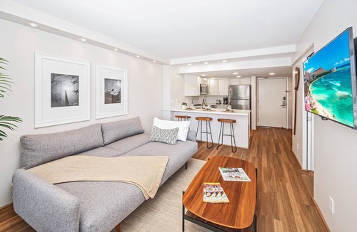 Waikiki Condo | Ocean-Lagoon Condo w/Full Kitchen at Ilikai Hotel and Steps to the Beach