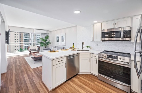 Waikiki Condo | Ocean-Lagoon Condo w/Full Kitchen at Ilikai Hotel and Steps to the Beach