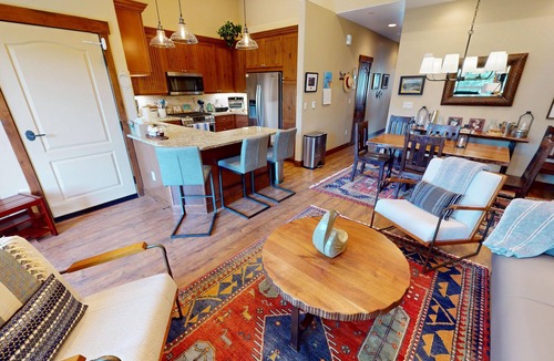 Silverthorne Condo | On River Trail! Elevator. Walk to Dining, Shops, Events, Theater, Weddings!