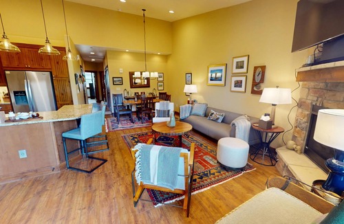 Silverthorne Condo | On River Trail! Elevator. Walk to Dining, Shops, Events, Theater, Weddings!