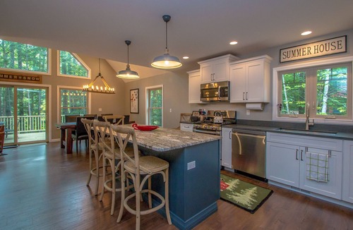 Bartlett House | ON THE RIVER: Built in 2018, ski & summer retreat w/game room, fireplace