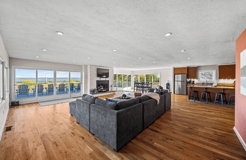 Town of Torrey House | Panoramic lake view retreat with firepit! Centrally located on Wine Trail!