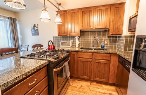 Park Meadows Condo | Park Meadows Townhouse with Private Hot Tub, Near Ski Resorts & Free Bus Access