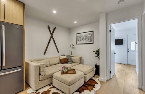 North Park City House | Parkside Paradise. Modern 3BR/2BA Haven. 10min Walk to Ski Lifts & Main Street.