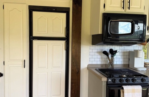 Town of Sharon House | Pasture Perch: Renovated Camper, Farm Setting & Mountain Views Near Dream Park