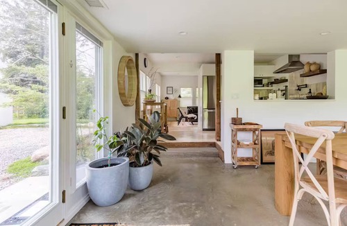 Lewisboro House | Peaceful Light-Filled Guesthouse salt pool/sauna - 1 Hour From NYC