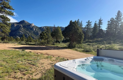 Estes Park Apartment | Peaceful Mountain Retreat! Hot Tub Stargazing & Epic Lumpy Ridge Views!