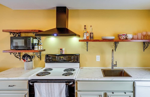 Coxsackie Apartment | Peaceful Upstate Retreat! Walk to Hudson River