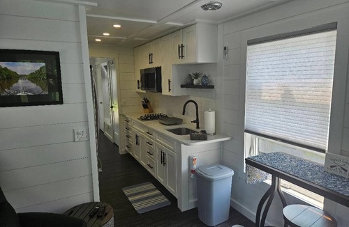 Waterloo Boat Rental | Perfect houseboat with 1 bedroom on the Cayuga Seneca Canal in Waterloo NY