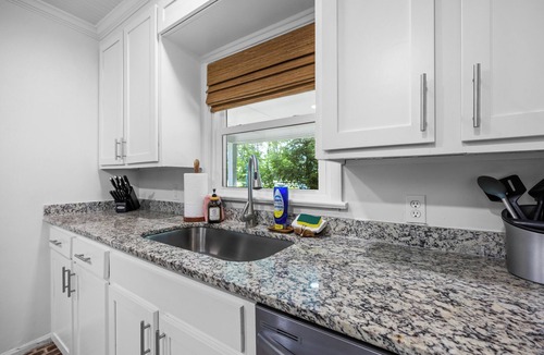 Valdosta House | Pet friendly charming craftsmen w/fenced yard & firepit. Near SGMC & VSU & Eats