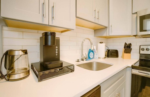 DeBaliviere Place Apartment | Pet-Friendly CWE 2BR · King Bed · Pool · Walk to Forest Park & Barnes-Jewish