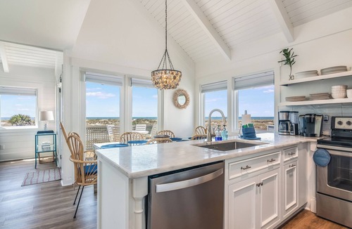South Beach House | Pet Friendly Ocean front villa taking in all the views of South beach. Walking distance to club