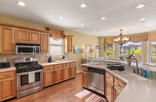 Saint Simons Heights House | Pet Friendly | Spacious Kitchen | Wine Fridge | Garage | Decks | Bonus Room | Fenced Backyard