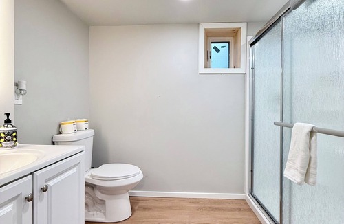 Wallingford Apartment | Phenomenal studio in Seattle perfect for your city getaway near UW with Parking