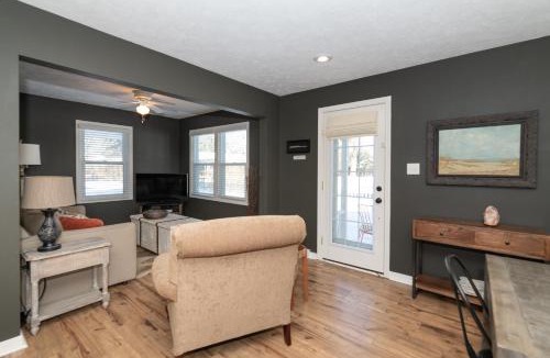 Douglas House | Piccolo Cottage - Great Location - Walking distance to Douglas Beach!