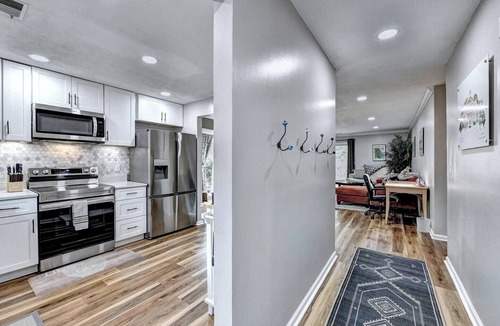 Alpharetta House | "Porchlight Stay" Single story duplex. Dine in downtown Alpharetta/shop Avalon