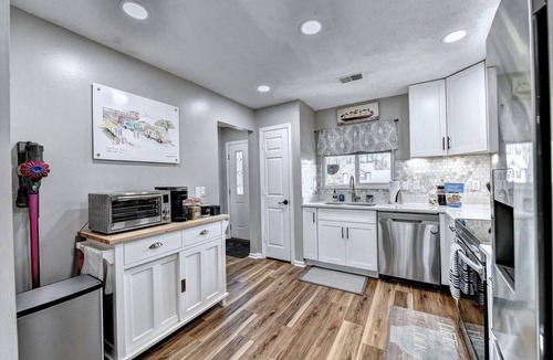 Alpharetta House | "Porchlight Stay" Single story duplex. Dine in downtown Alpharetta/shop Avalon