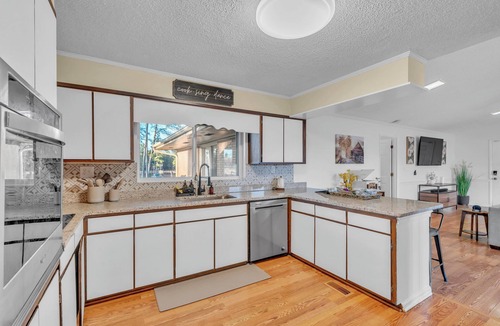 East Dublin House | Private 12 Acre Waterfront Retreat 4 Kings ADA Gym Game Room Sleeps up to 18