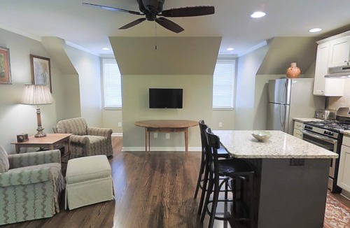 Roswell Cottage | Private Carriage House 5 miles to Ameris Amphitheater Walkable to Canton st