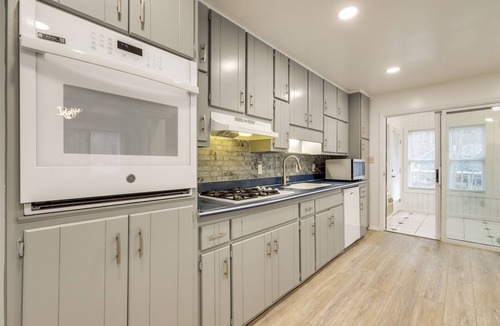 Inman House | Private Deck + Yard: Spacious Fayetteville Home!