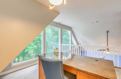 Inman House | Private Deck + Yard: Spacious Fayetteville Home!
