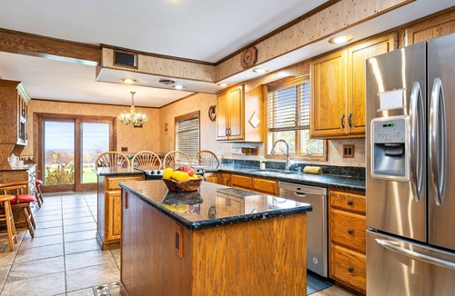 Town of Benton House | Private FLX Retreat | Hot Tub | Pet Friendly